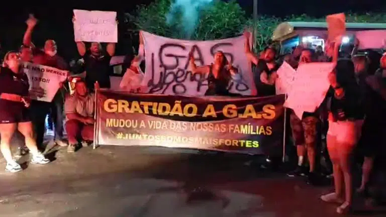 Manifestantes ocuparam a Avenida Wilson Mendes, em Cabo Frio — Foto: Reprodução/Facebook RLagos Notícias