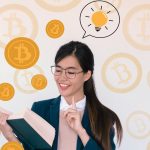 Jovem lê e estuda sobre o Bitcoin em livro curso