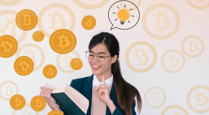 Jovem lê e estuda sobre o Bitcoin em livro curso