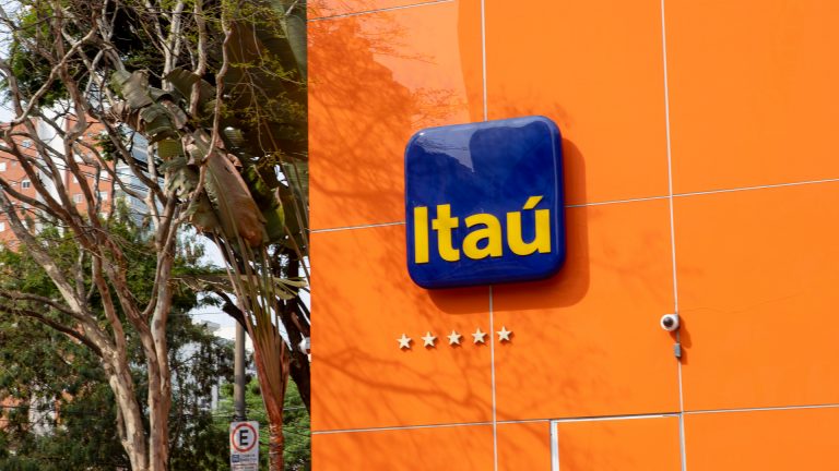Logomarca do Itaú na fachada de banco comercial brasileiro Bitcoini