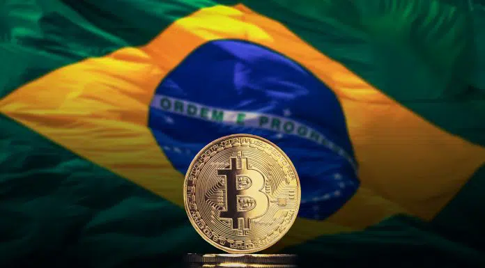 Moeda Bitcoin e bandeira do Brasil