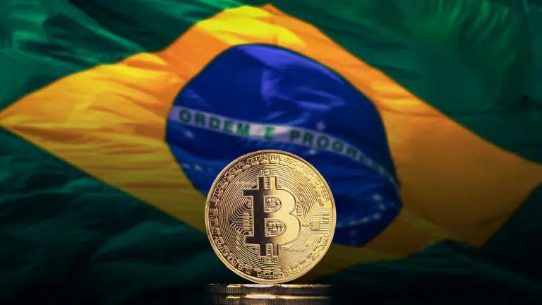 Moeda Bitcoin e bandeira do Brasil
