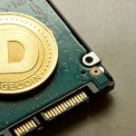 Moeda Dogecoin em cima de periférico mineração
