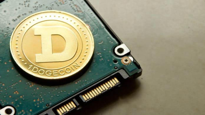 Moeda Dogecoin em cima de periférico mineração