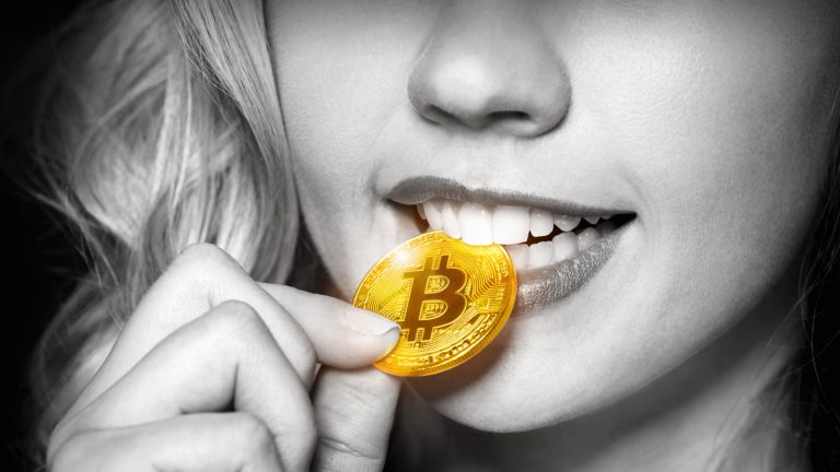 Mulher mordendo Bitcoin com dentes