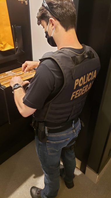 Policial da PF em cumprimendo de mandado hacker