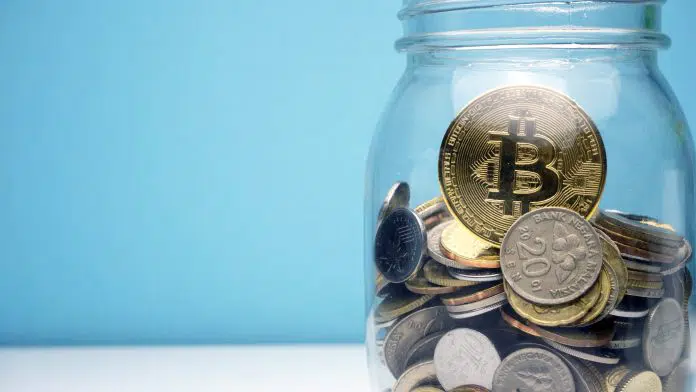 Pote de doações com Bitcoin dentro