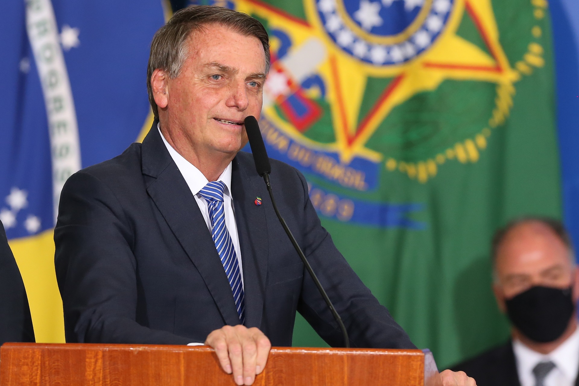 Após fala sobre Bitcoin, Bolsonaro cita blockchain em plano de governo