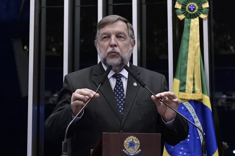 Senador Flávio Arns (REDE/PR) regular dinheiro e Bitcoin