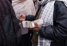 Trocadores de moeda nas ruas de Cabul cotação em dólar