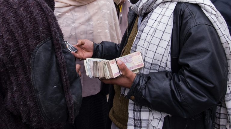 Trocadores de moeda nas ruas de Cabul cotação em dólar