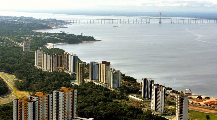 Vista aérea da Praia de Ponta Negra em Manaus