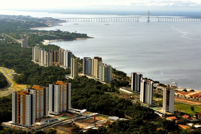 Vista aérea da Praia de Ponta Negra em Manaus