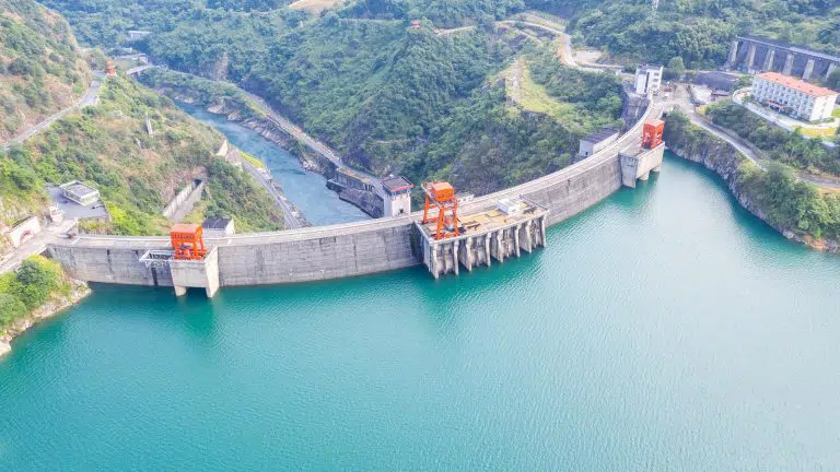 China ameaça desativar estações de hidrelétricas que fornecem energia para mineradores de Bitcoin