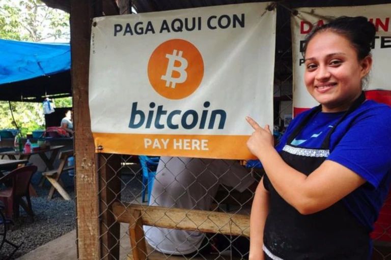 Mercado em El Salvador aceitando Bitcoin
