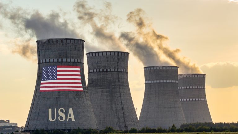 usinas nucleares com bandeira dos Estados Unidos