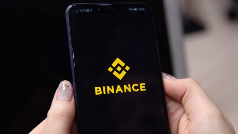 Aplicativo da Binance em tela de celular saque venda compra