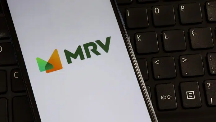 Aplicativo da MRV Engenharia sobre teclado de computador Bitcoin e criptomoedas