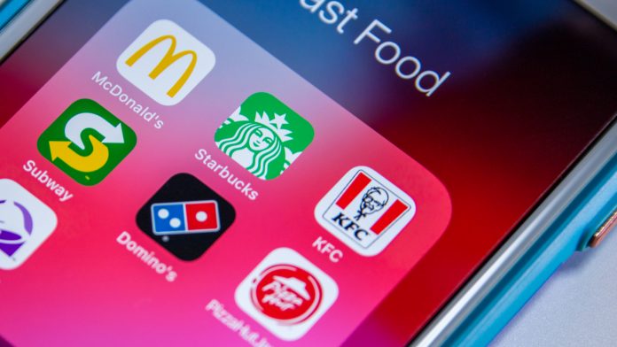 Aplicativos de grandes empresas em tela de celular Starbucks McDonalds KFC Subway Dominos e Pizza Hut