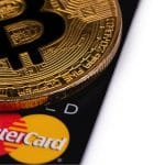 Bandeira Mastercard e Bitcoin