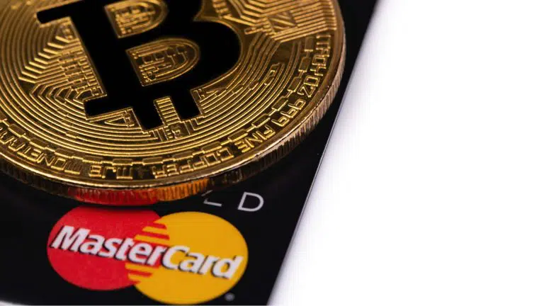 Bandeira Mastercard e Bitcoin