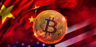 Bandeira da China e dos EUA com Bitcoin pegando fogo