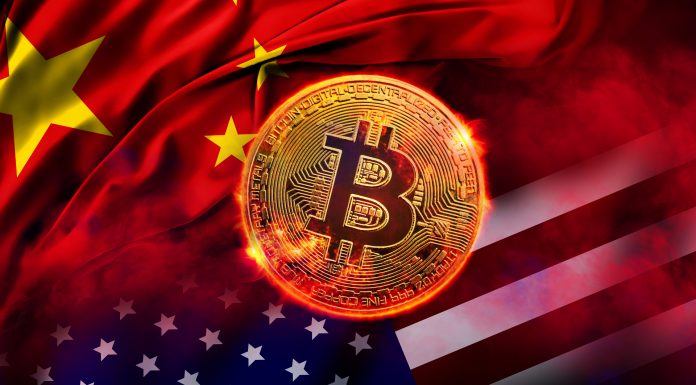 Bandeira da China e dos EUA com Bitcoin pegando fogo