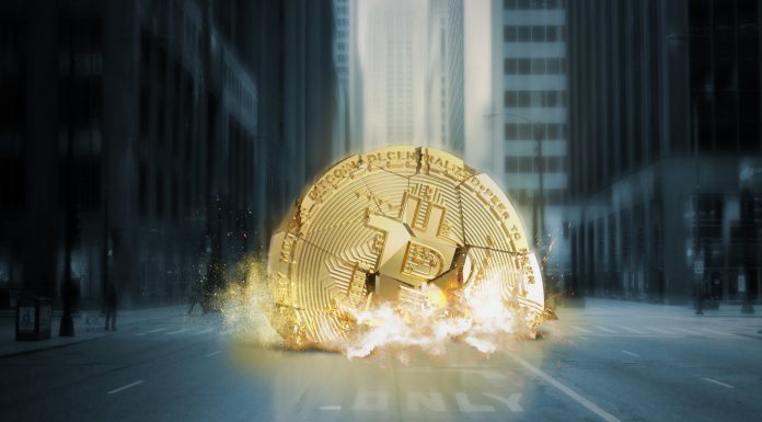 Bitcoin caindo no chão e quebrando crise