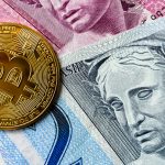 Bitcoin e notas de Real de 5 e 2 Brasil brasileiros