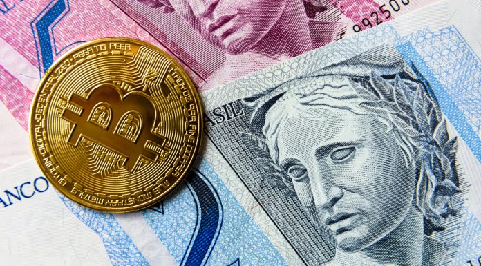 Bitcoin e notas de Real de 5 e 2 Brasil brasileiros