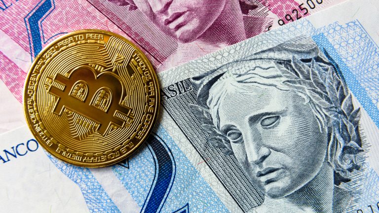 Bitcoin e notas de Real de 5 e 2 Brasil brasileiros