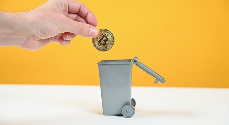 Bitcoin sendo jogado no lixo
