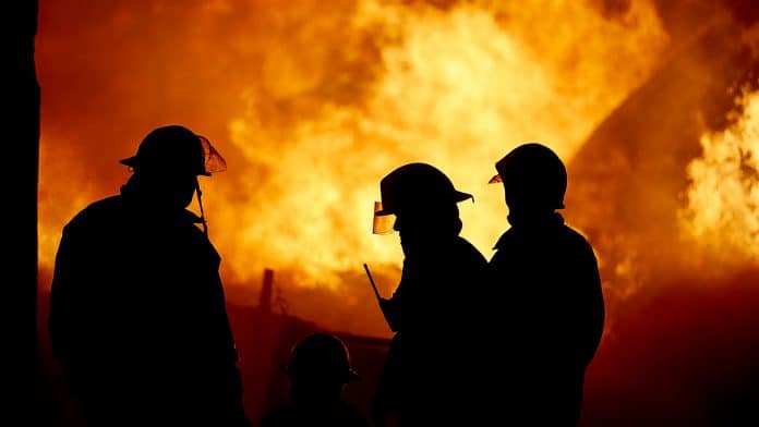 Bombeiros combatendo incêndio