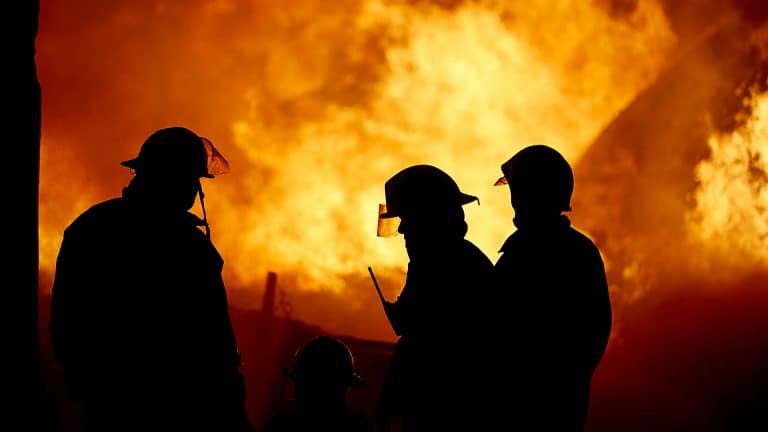 Bombeiros combatendo incêndio