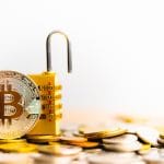 Cadeado destravado e Bitcoin em caso de baixa segurança dos dados corretoras