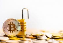 Cadeado destravado e Bitcoin em caso de baixa segurança dos dados corretoras