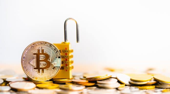 Cadeado destravado e Bitcoin em caso de baixa segurança dos dados corretoras