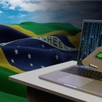 Computador bloqueado e bandeira do Brasil ransomwares