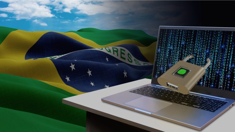 Computador bloqueado e bandeira do Brasil ransomwares