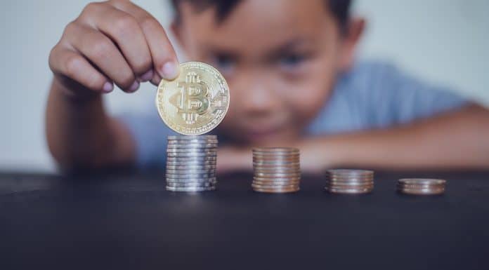 Criança segurando Bitcoin