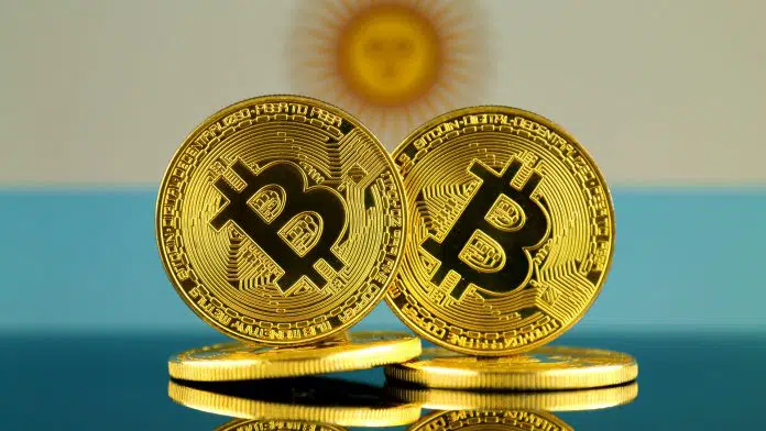 Destaque ao Bitcoin em frente a bandeira da Argentina