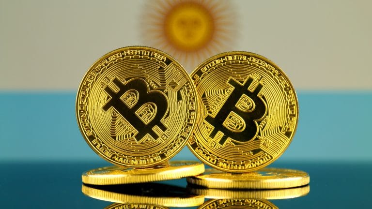 Destaque ao Bitcoin em frente a bandeira da Argentina