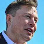 Elon Musk fundo azul
