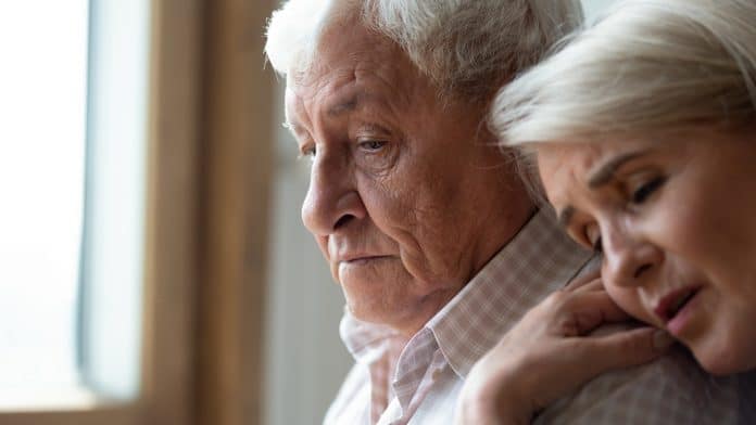Esposa e marido tristes família perdeu Bitcoin
