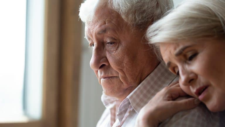 Esposa e marido tristes família perdeu Bitcoin