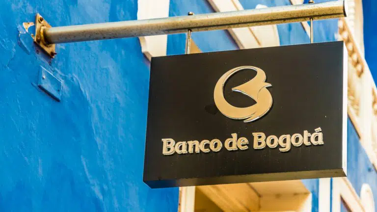 Fachada de Banco de Bogotá em Cartagena, na Colômbia criptomoedas