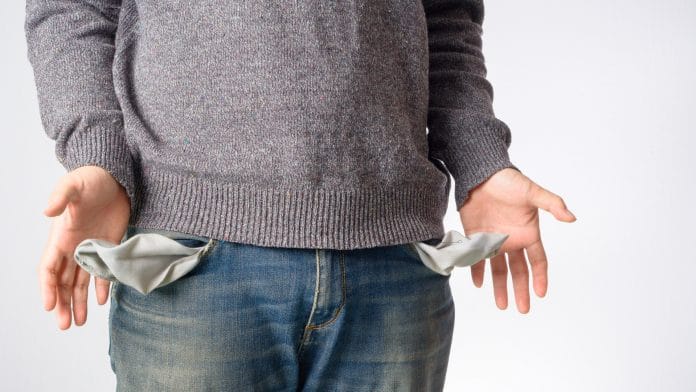 Homem com os bolsos vazios golpe fraude criptomoeda NFT perda