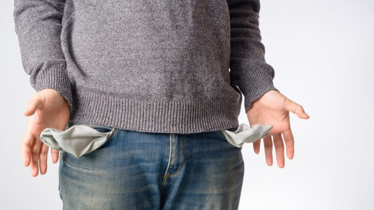 Homem com os bolsos vazios golpe fraude criptomoeda NFT perda