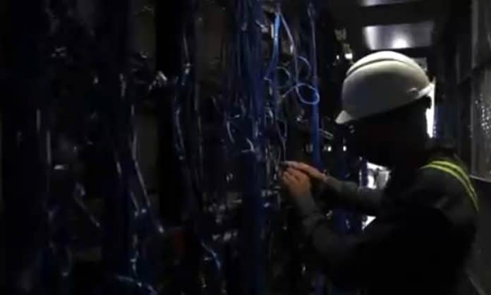 Homem em El Salvador ligando equipamentos de Bitcoin em rede de energia de vulcões