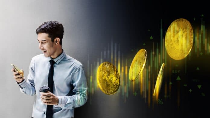Homem feliz com alta do Bitcoin no mercado gráficos candles